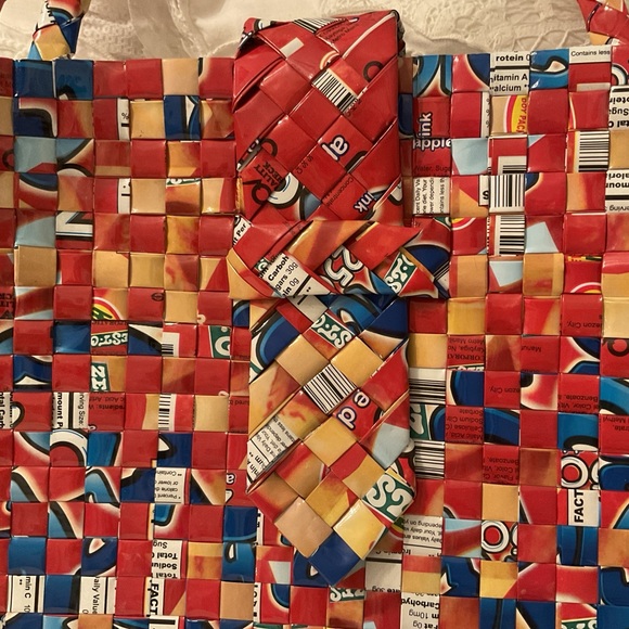 NEW/ REBAGZ HALF THE SKY DESIGNS HANDMADE IN PHILIPPINES RECYCLED JUICE BAG - Picture 5 of 16